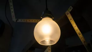 lampa wisząca klatka schodowa