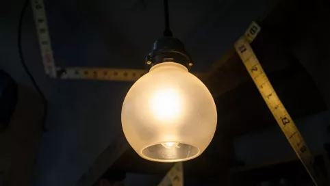 lampa wisząca klatka schodowa